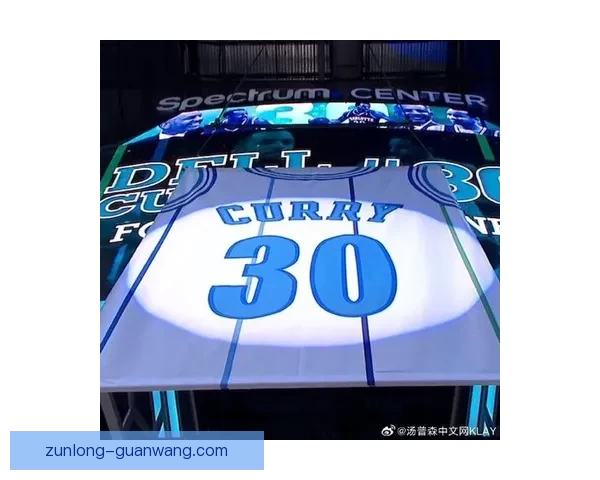 库里晒图致敬父亲球衣退役开创者的球衣永远悬挂球馆穹顶